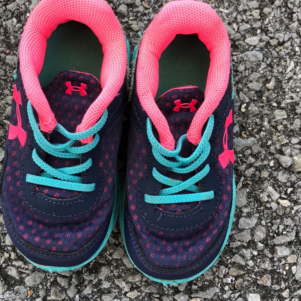 Toddler underarmour shoes size 6